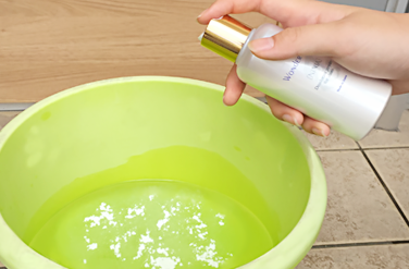 ポリ袋またはバケツなどに水を3～5リットル程度入れます。