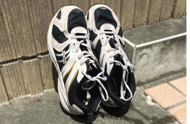 水でしっかり洗って脱水し天日干しをします。(室内干しの場合は出来る限り早めに乾くようにします)