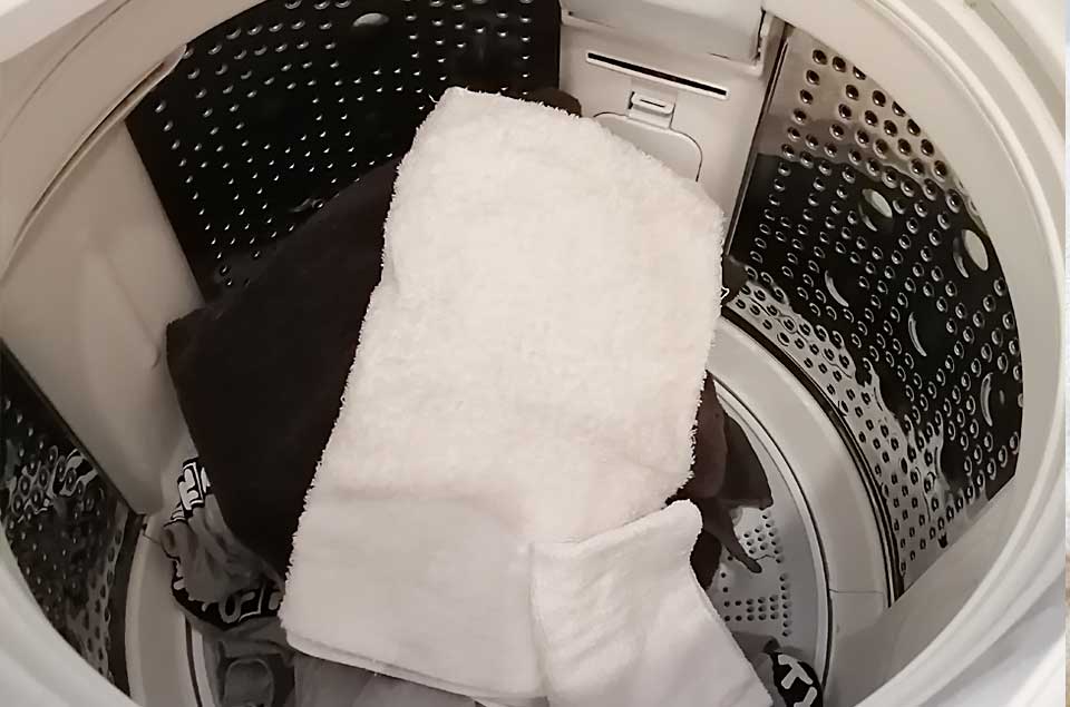 いつもと同じように洗濯槽に洗濯物を入れ、洗剤などもセットします。